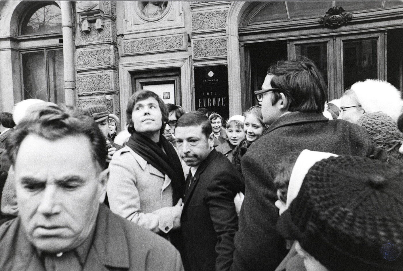 Photographic Social Vision - Raphael frente al Gran Hotel Europa de San Petesburgo (entonces Leningrado) durante su gira «Recitales», con la que triunfó en la URSS, en 1971