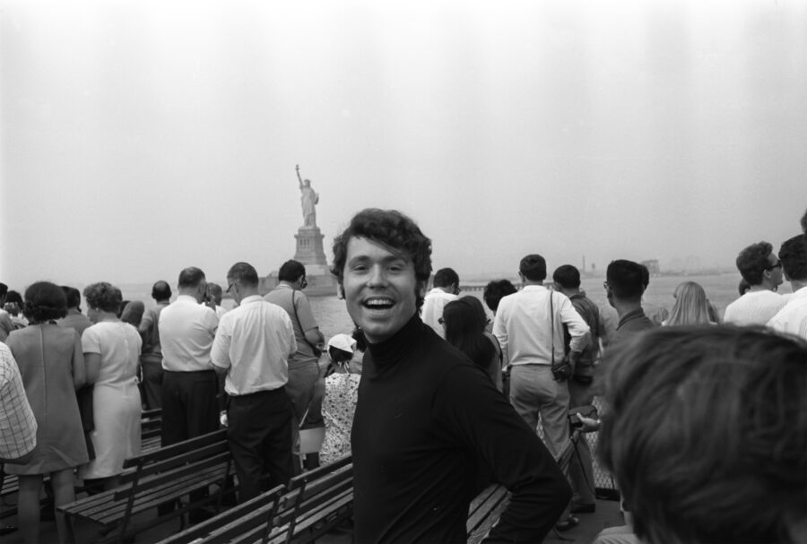 Photographic Social Vision - Raphael en el ferry turistico que lleva a la Estatua de la Libertad, en Nueva York, durante su gira «En escena» de 1969