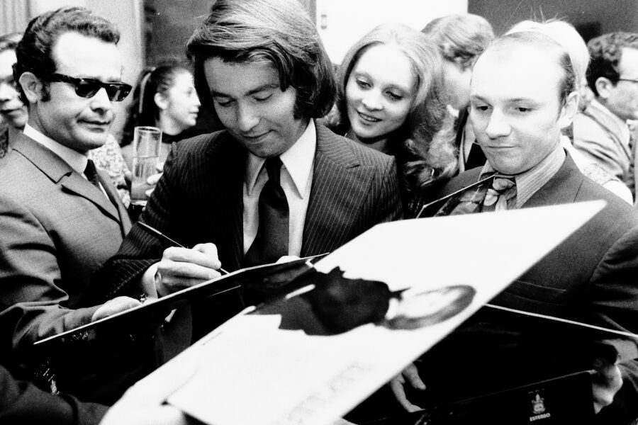 Photographic Social Vision - Raphael firmando su album «Le llaman Jesús». Madrid, 1973