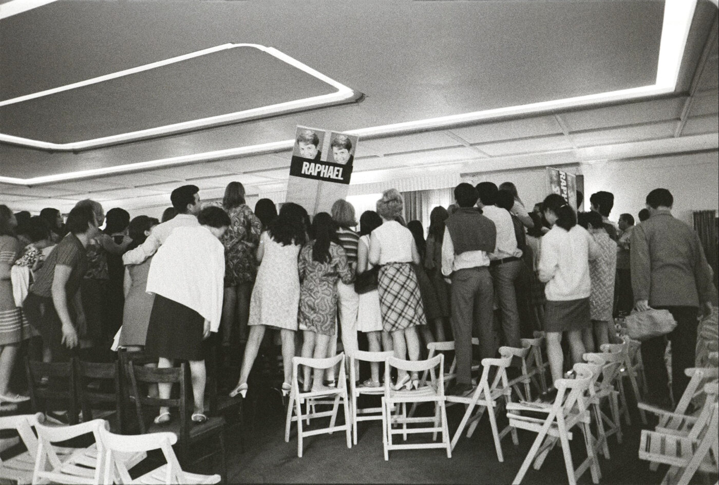 Photographic Social Vision - Fans de Madrid esperan a Raphael a su regreso de México para rodar la película «El Golfo», en 1968