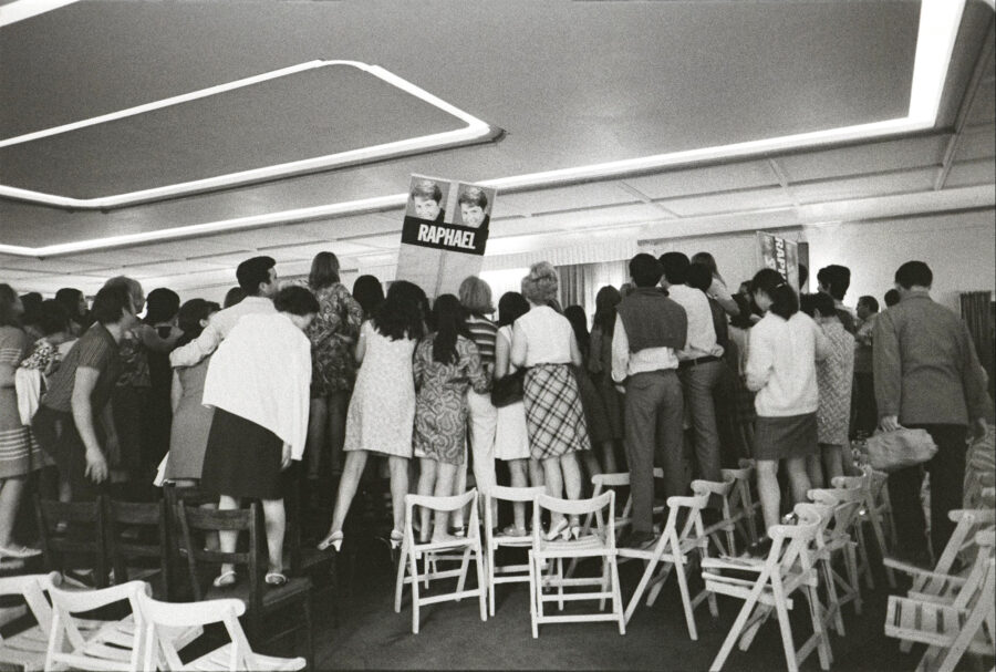 Photographic Social Vision - Fans de Madrid esperan a Raphael a su regreso de México para rodar la película «El Golfo», en 1968
