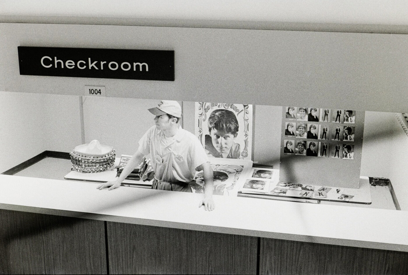Photographic Social Vision - Venta de «merchandising» de Raphael en el Madison Square Garden de Nueva Yok, con motivo de su concierto en octubre de 1969