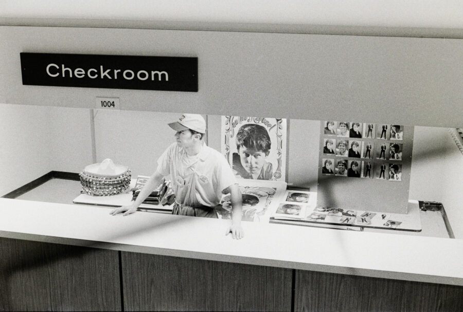 Photographic Social Vision - Venta de «merchandising» de Raphael en el Madison Square Garden de Nueva Yok, con motivo de su concierto en octubre de 1969