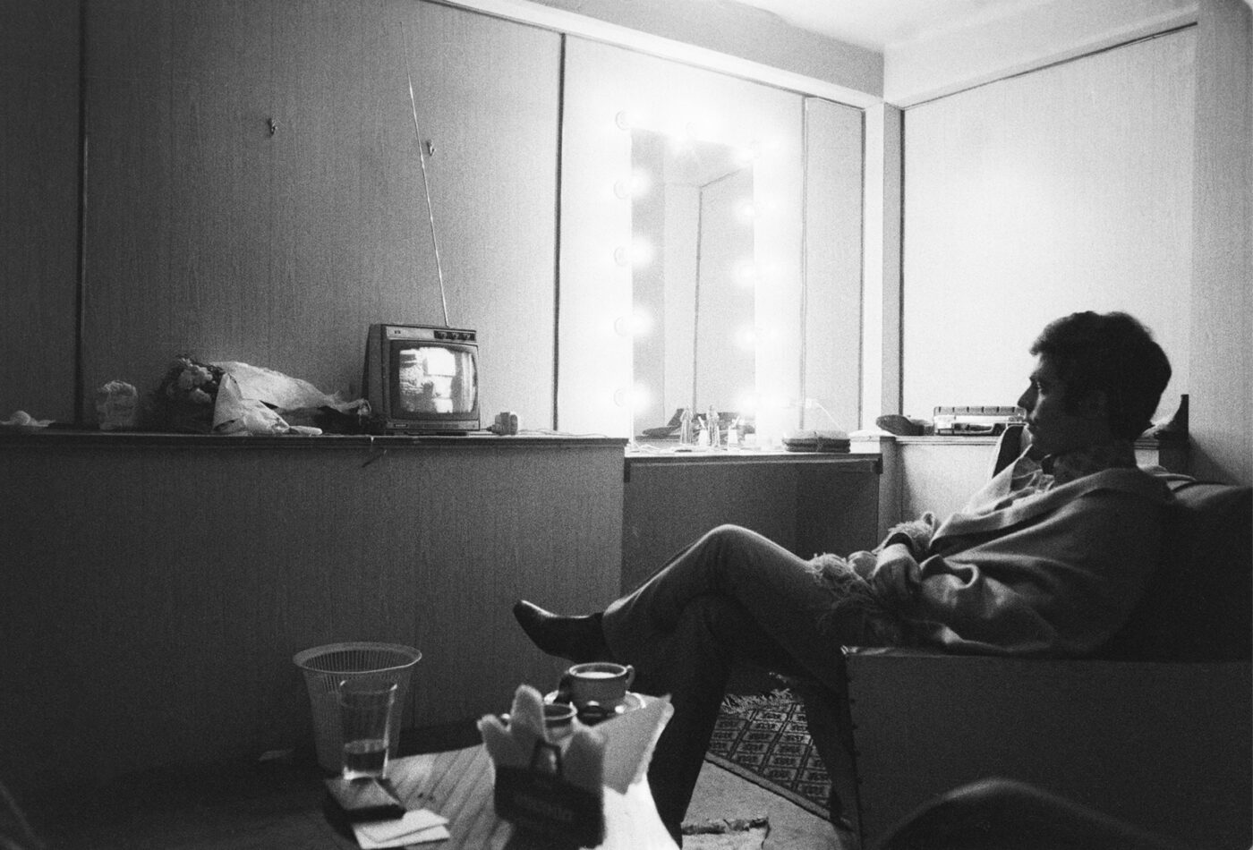Photographic Social Vision - Raphael en el camerino del Teatro Caupolicán de Santiago de Chile. Chile, 1968