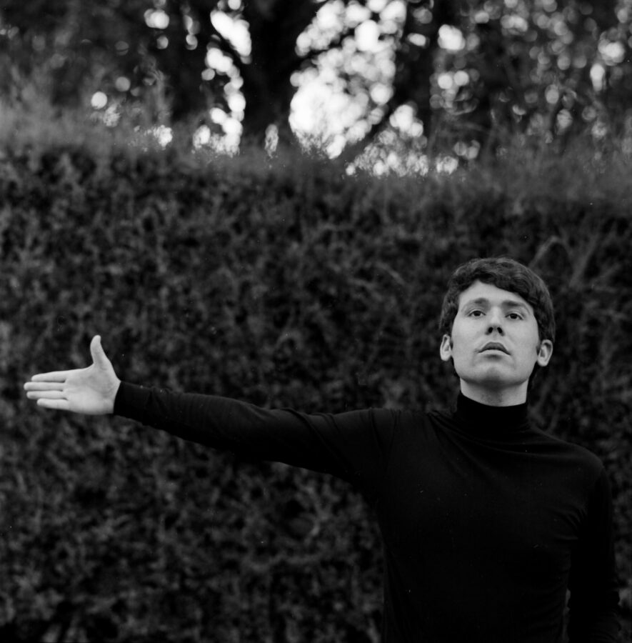 Photographic Social Vision - Raphael en una sesión fotográfica en el parque de El Retiro de Madrid, 1969