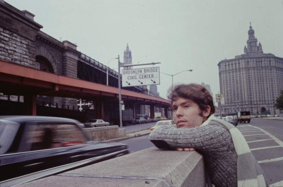 Photographic Social Vision - El cantante Raphael posa en las inmediaciones del Brooklyn Brigde durante su gira «En escena», con actuación en el Madison Square Garden de Nueva York en 1969