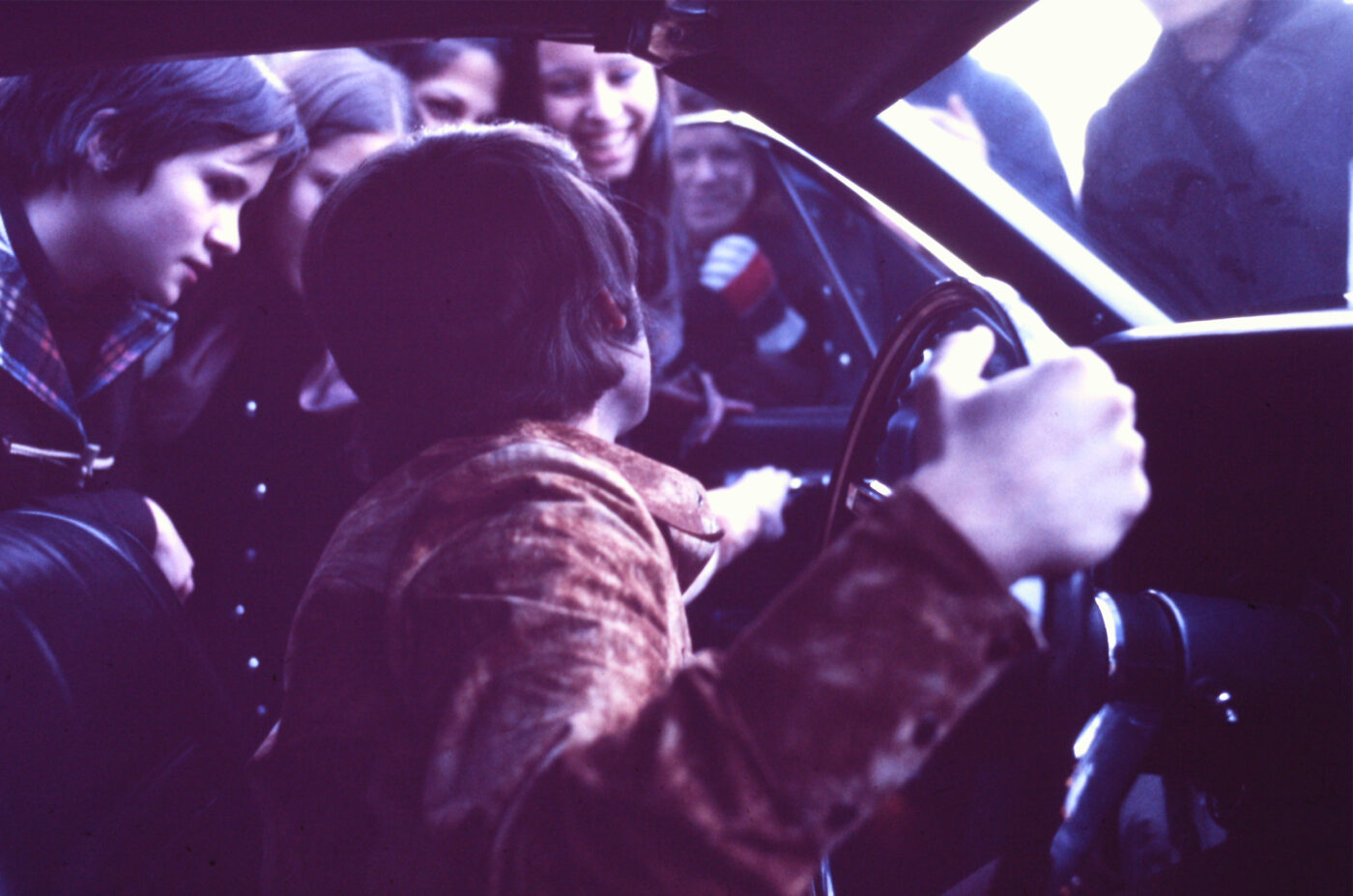 Photographic Social Vision - Raphael atiende a sus fans desde su coche. Información en proceso de verificación