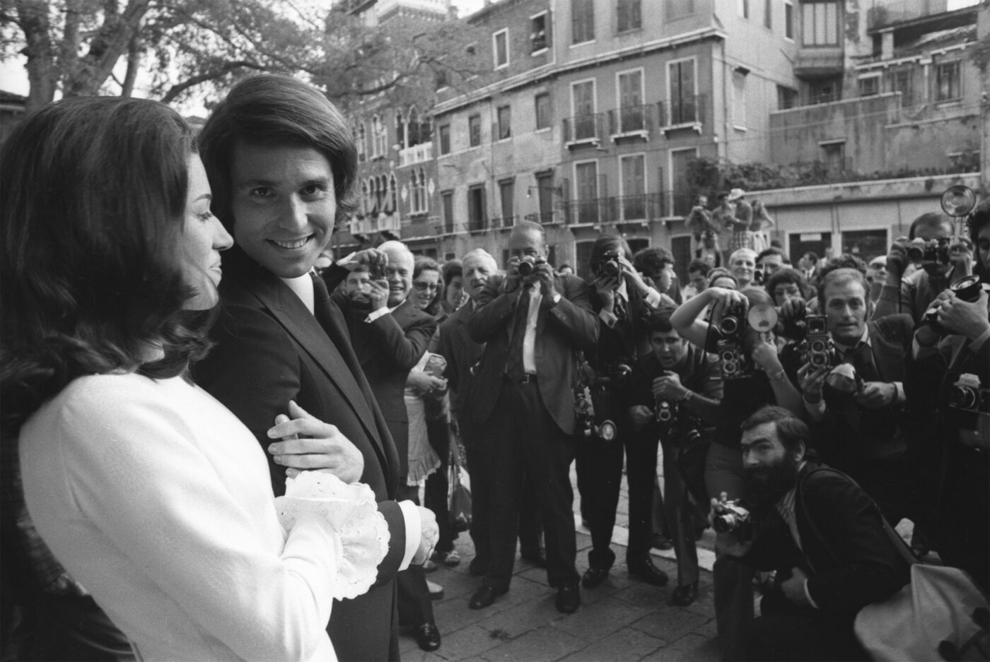 Photographic Social Vision - Raphael y su esposa, la periodista Natalia Figueroa, en Venecia, ciudad en la que contrajeron martrimonio en julio de 1972
