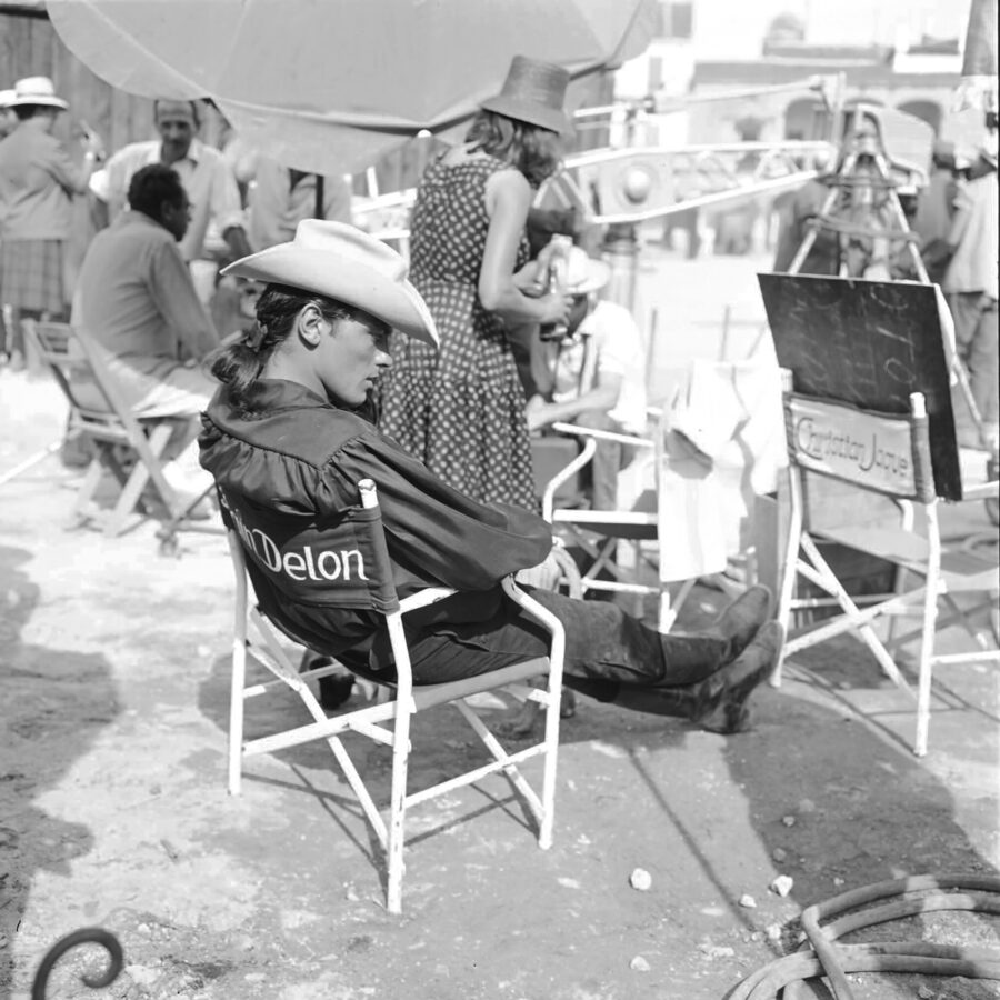 Photographic Social Vision - El actor francés Alain Delon descansa en el rodaje de “El tulipán negro”, dirigido por Christian Jaque. Trujillo, Cáceres, 1963