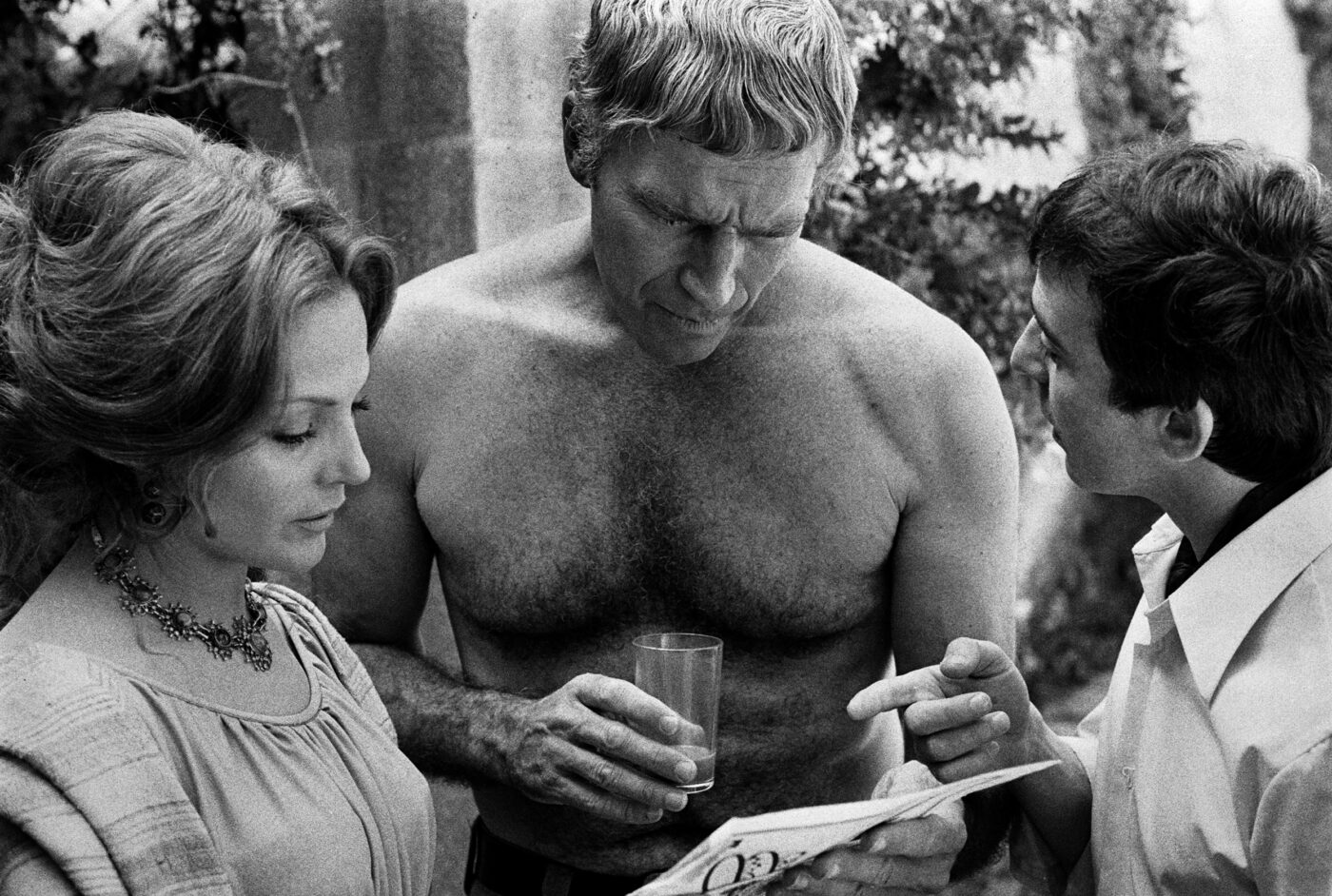 Photographic Social Vision - Charlton Heston y Carmen Sevilla durante el rodaje de “Antonio y Cleopatra”. Aranjuez, Madrid, 1972