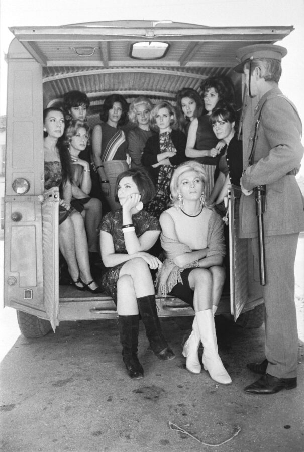 Photographic Social Vision - Rosanna Yanni y otras actrices durante el rodaje de “Las salvajes en Puente San Gil”, dirigida por Antoni Ribas. Madrid, 1966