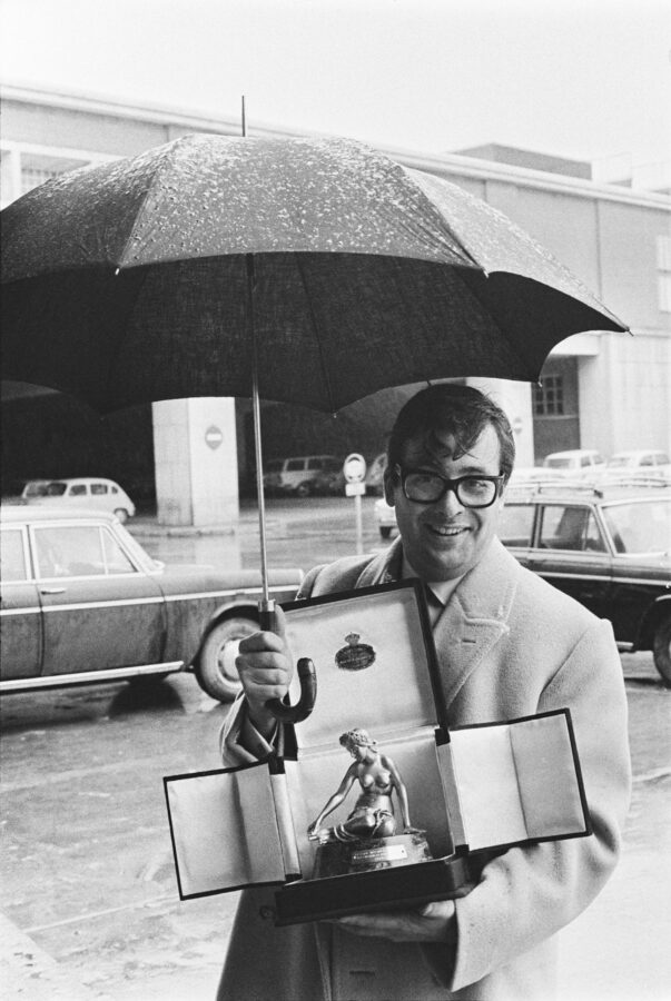 Photographic Social Vision - El realizador de televisión y director de cine Chicho Ibáñez Serrador muestra la Ninfa de Oro en el festival de Montecarlo por su telefilm “El Asfalto”. Madrid, 1968