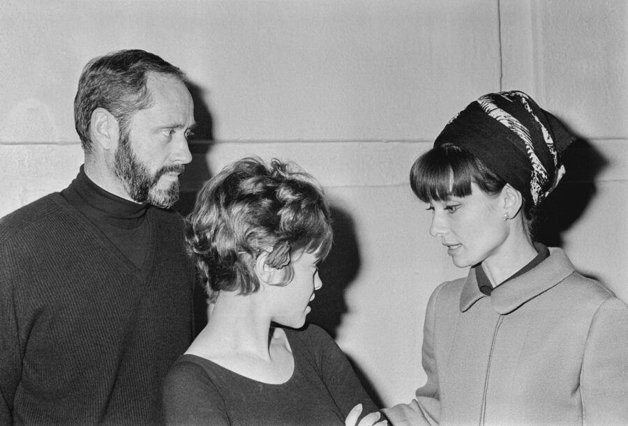 Photographic Social Vision - Marisol, Mel Ferrer y Audrey Hepburn en el rodaje de “Cabriola”, película dirigida por Ferrer. Madrid, 1965
