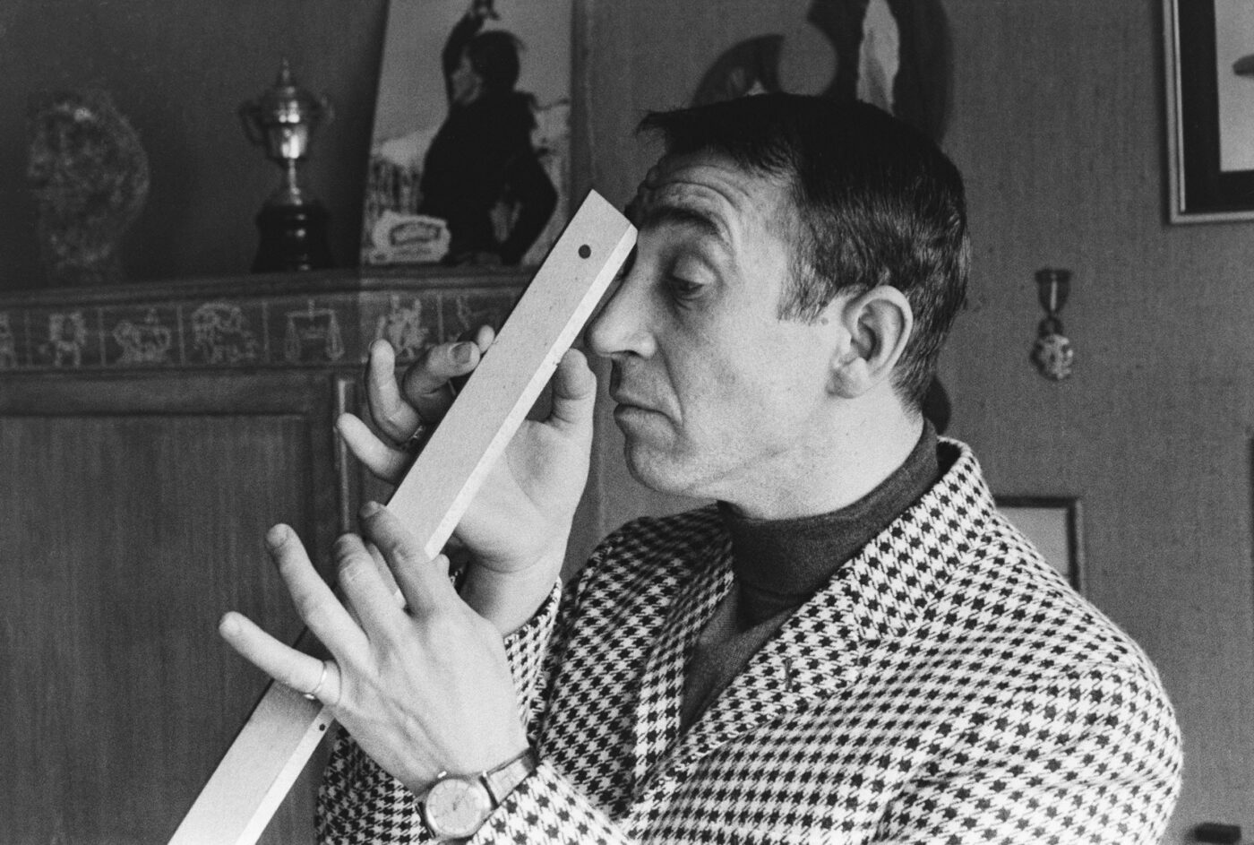 Photographic Social Vision - Retrato del humorista Miguel Gila juega en su domicilio. Madrid, circa 1970