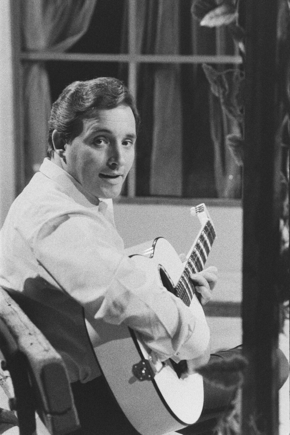 Photographic Social Vision - Rocco Torrebruno cantante italiano, ensaya durante una grabación de un programa en Televisión Española. Madrid, ca. 1970
