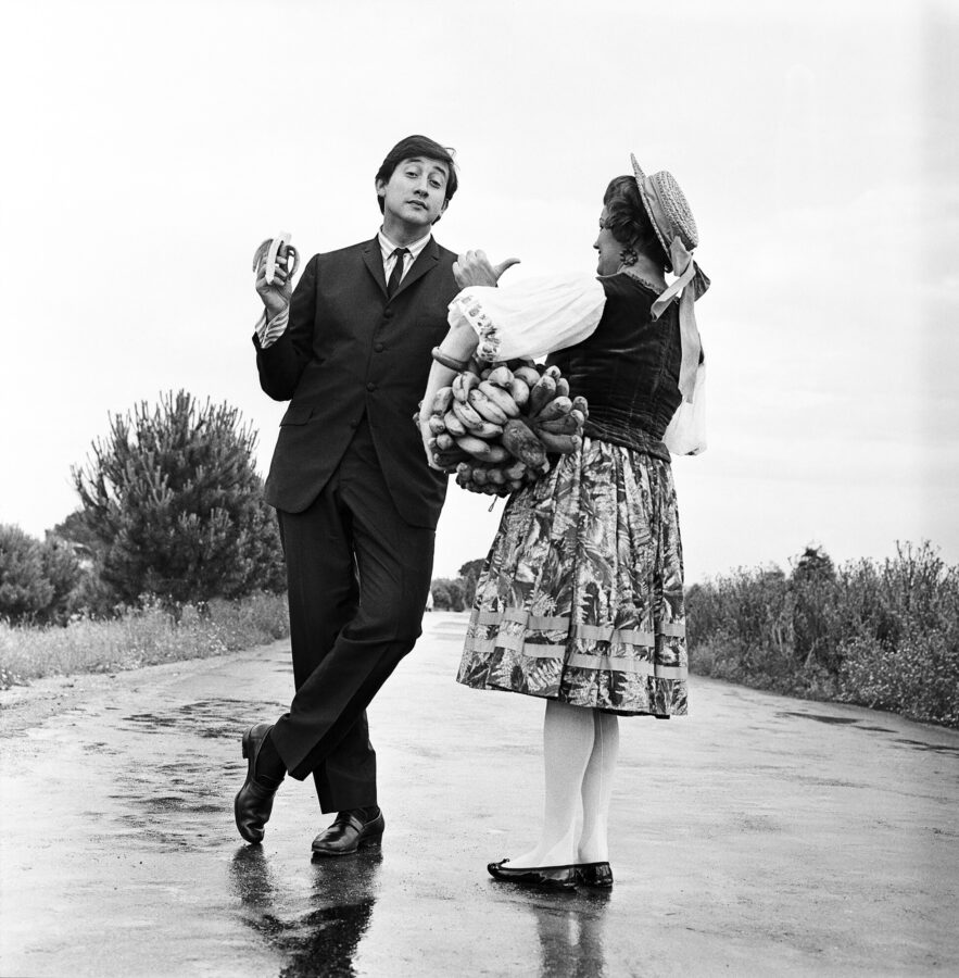 Photographic Social Vision - Luis Aguilé, cantautor argentino con “Juanita Banana”. 1965