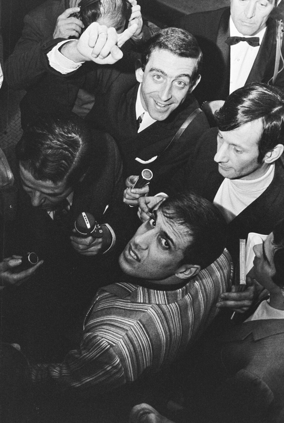 Photographic Social Vision - El cantante Adriano Celentano atiende a los medios de comunicación en el Festival de la Canción de San Remo. San Remo, Italia, 1968