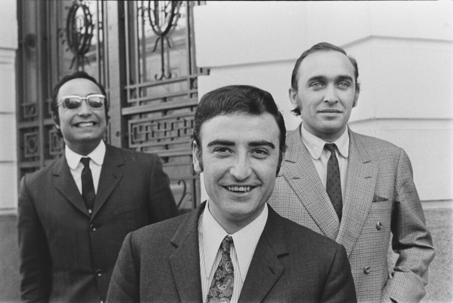 Photographic Social Vision - El cantante “Peret” precursor de la rumba catalana, posa con sus músicos acompañantes en el Hotel Palace. Madrid,1968