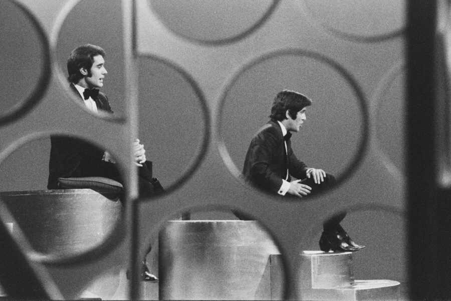Photographic Social Vision - Manuel de la Calva y Ramón Arcusa, componentes del “Dúo Dinámico” durante la grabación de un programa de televisión. Madrid, ca. 1967