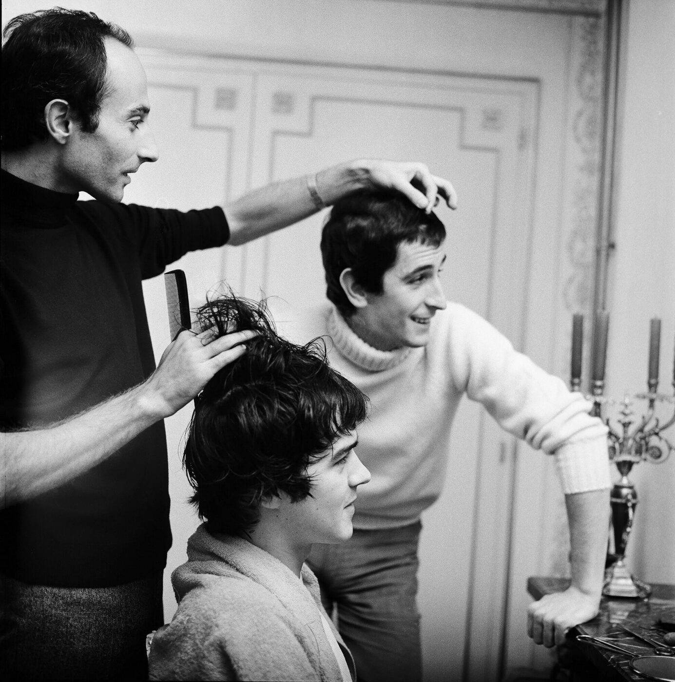 Photographic Social Vision - Los cantantes Juan Pardo y Junior en una sesión de corte de pelo con Durán. Madrid, 1967