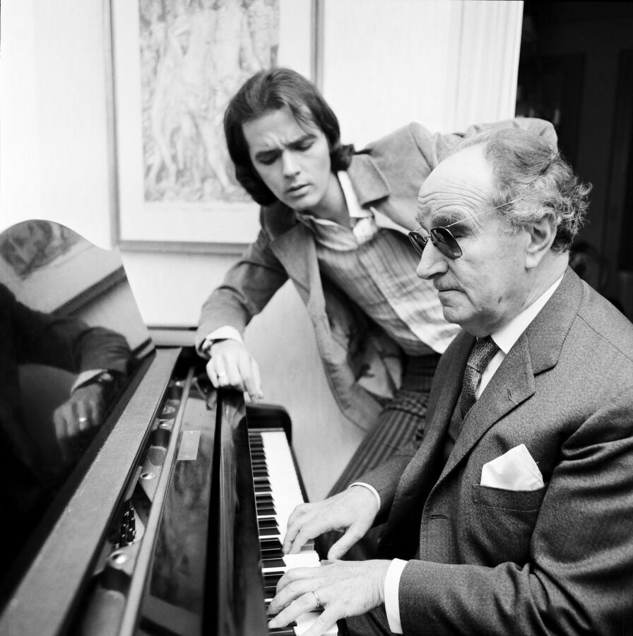 Photographic Social Vision - Antonio Morales, “Junior”, observa al Maestro Joaquín Rodrigo durante una sesión en el estudio de grabación de la discográfica Zafiro. Madrid, 1970