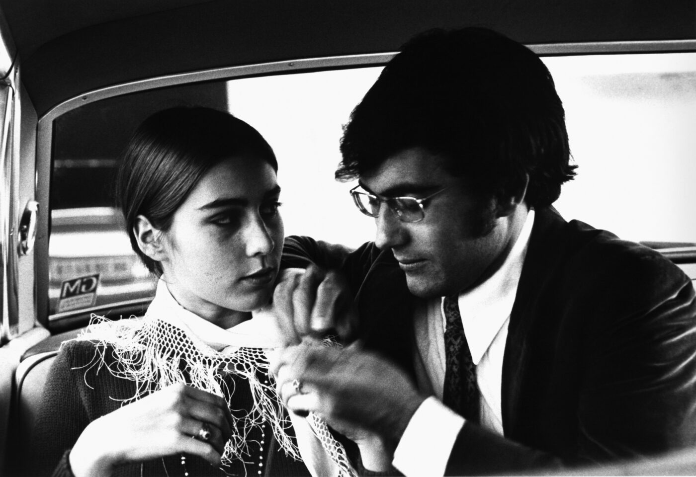 Photographic Social Vision - Los cantantes Albano y Romina Power, recién comprometidos, en un coche en los días del festival Midem. Cannes, Francia, 1969