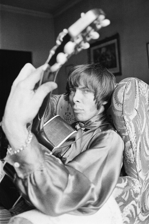 Photographic Social Vision - El músico y productor de The Rolling Stones Glyn Johns posa tocando la guitarra en su casa. Madrid, 1967