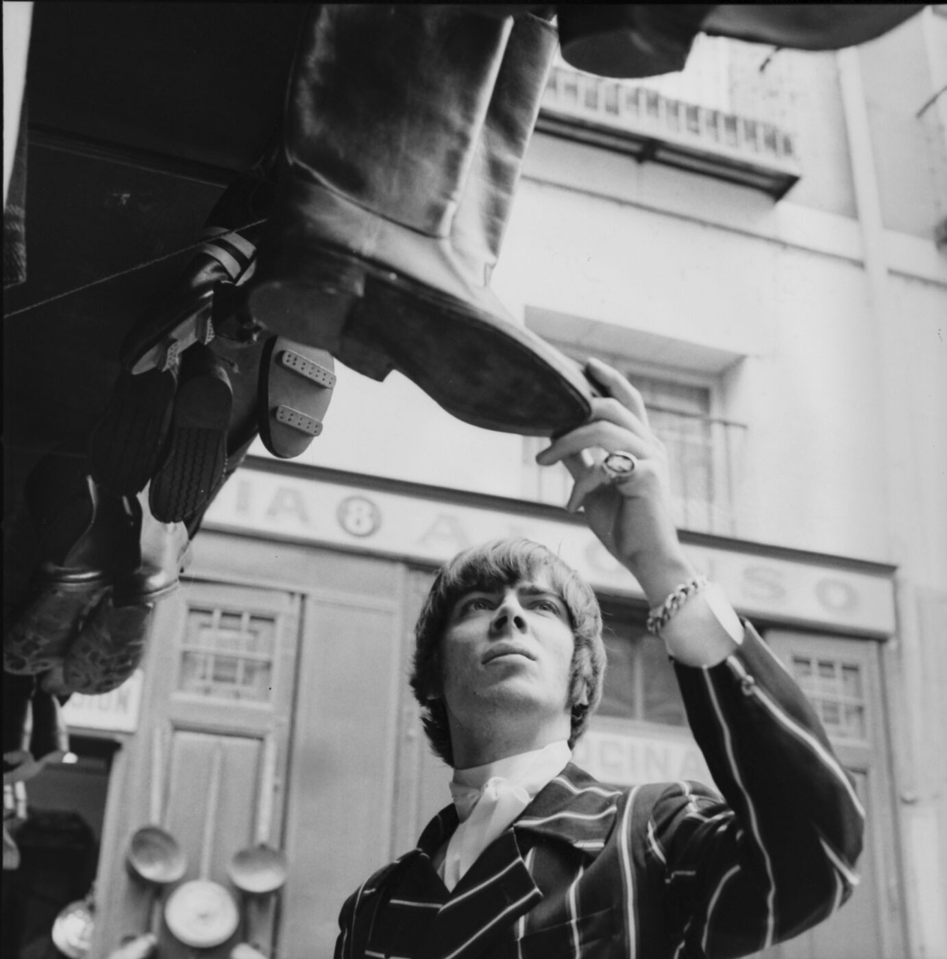 Photographic Social Vision - Glyn Johns, músico y productor de The Rolling Stones en El Rastro durante una sesión de moda para el modisto Juanjo Rocafort. Madrid, 1967