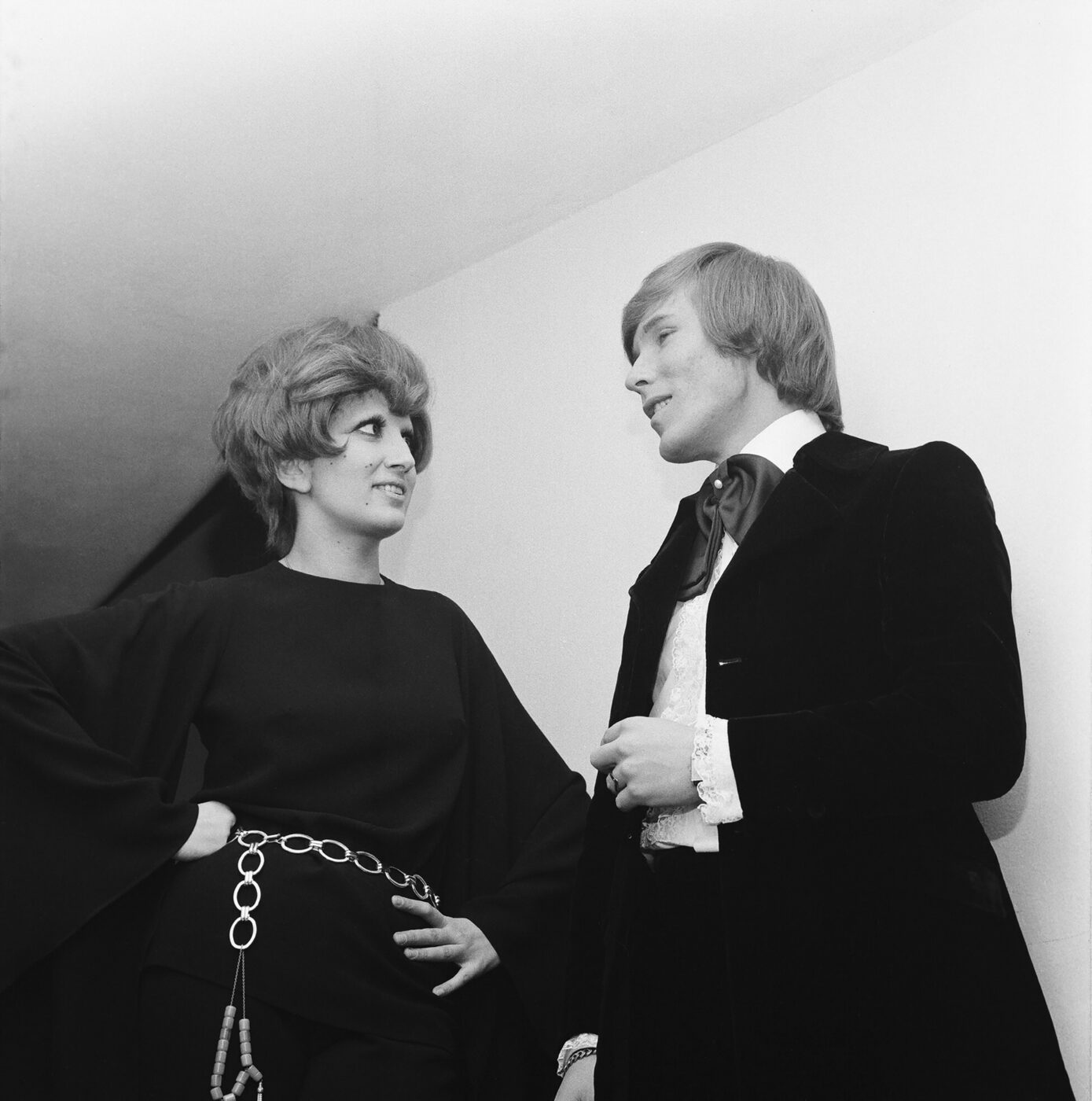 Photographic Social Vision - La cantante italiana Mina y Mike Kennedy, cantante de Los Bravos. Cannes. Francia. ca 1969