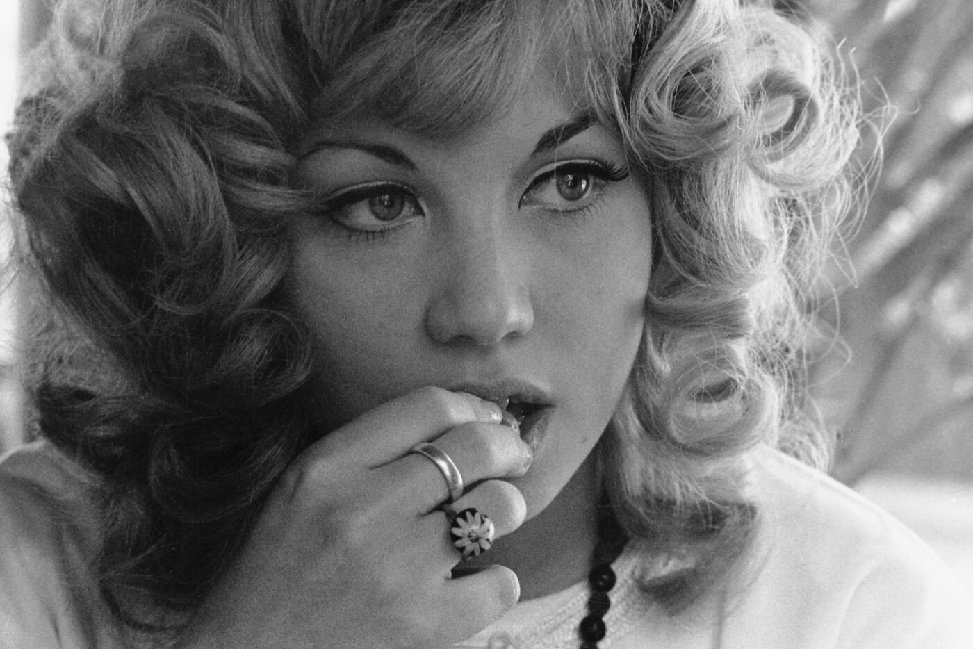 Photographic Social Vision - La cantante Karina, días antes de representar a España en el Festival de Eurovisión de 1971, celebrado en Dublín. Madrid, 1971