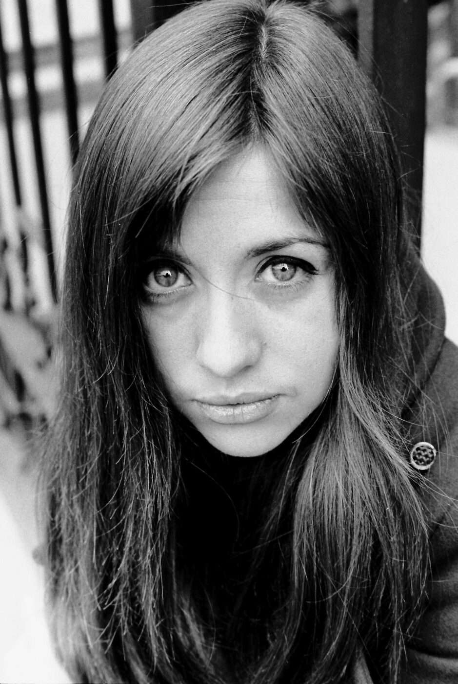 Photographic Social Vision - Retrato de la cantautora Mari Trini, tras su etapa de cinco años en Londres y París. Madrid, 1968