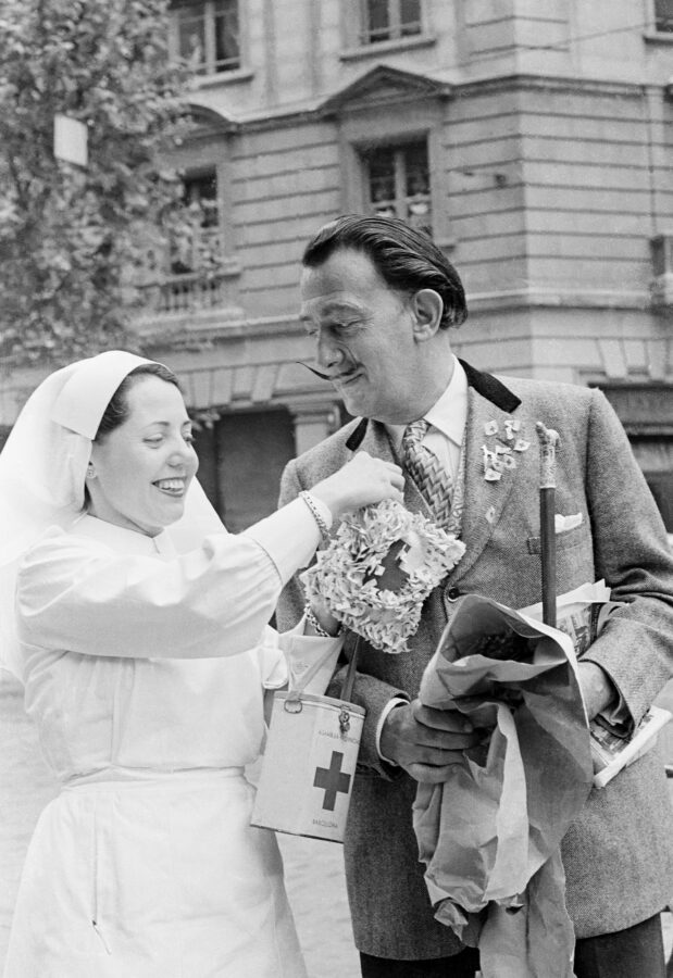 Photographic Social Vision - El pintor Salvador Dalí con una enfermera durante el Día de la Banderita, jornada de la Cruz Roja destinada a recaudar fondos. ca.1963