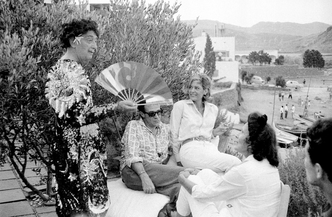 Photographic Social Vision - El pintor Salvador Dalí, su musa Gala, la actriz Melina Mercouri y el escritor Henry-Francois Rey conversan en la casa-estudio del artista en Port lligat. Girona, 1966