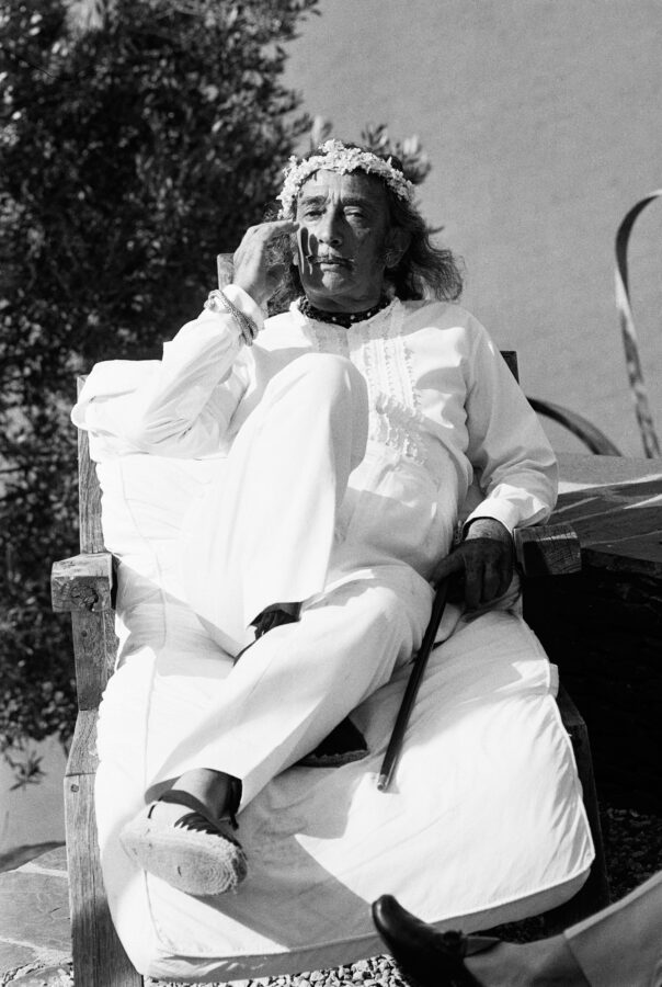 Photographic Social Vision - El pintor Salvador Dalí posa en su residencia-estudio de Portlligat. Girona, 1971