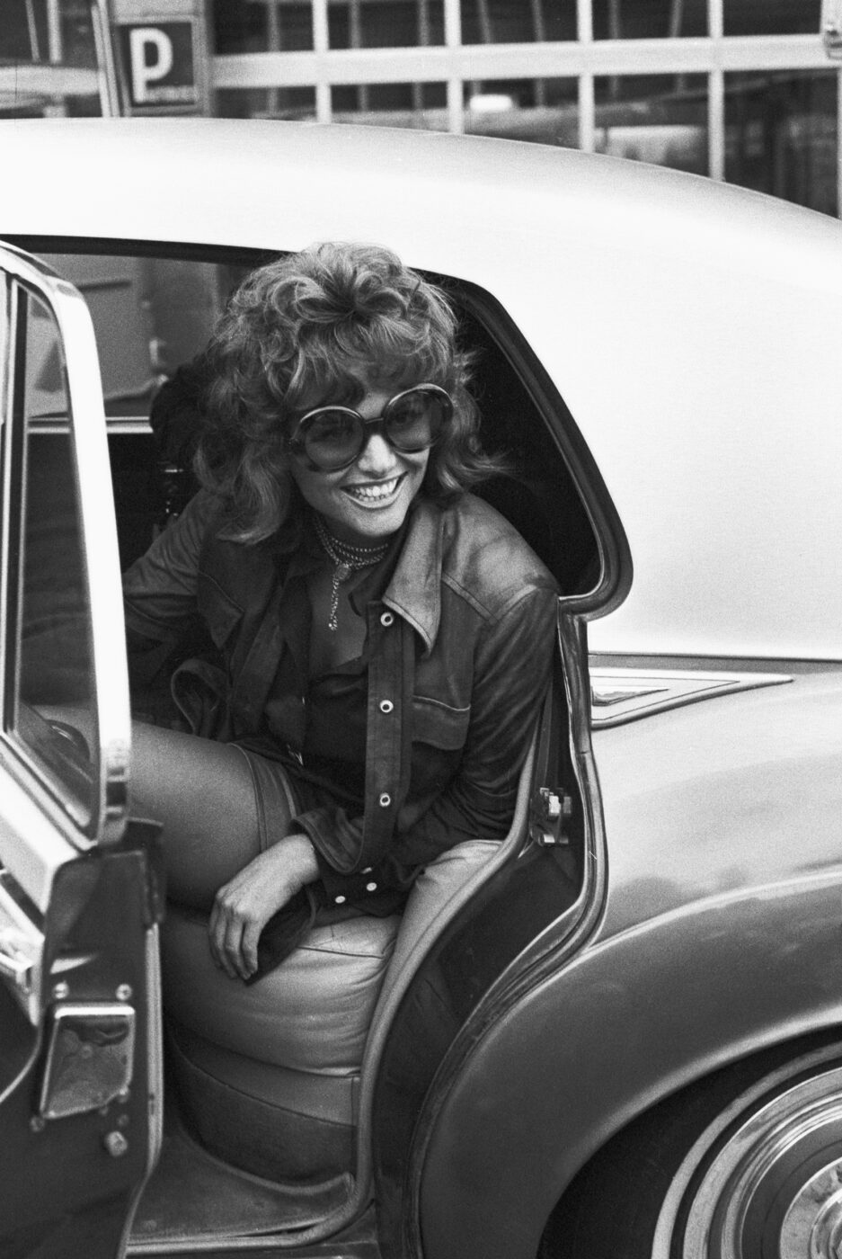Photographic Social Vision - La actriz italiana Claudia Cardinale a su llegada a España, para participar en el rodaje de la película “Las petroleras”. Barajas, Madrid, 1971
