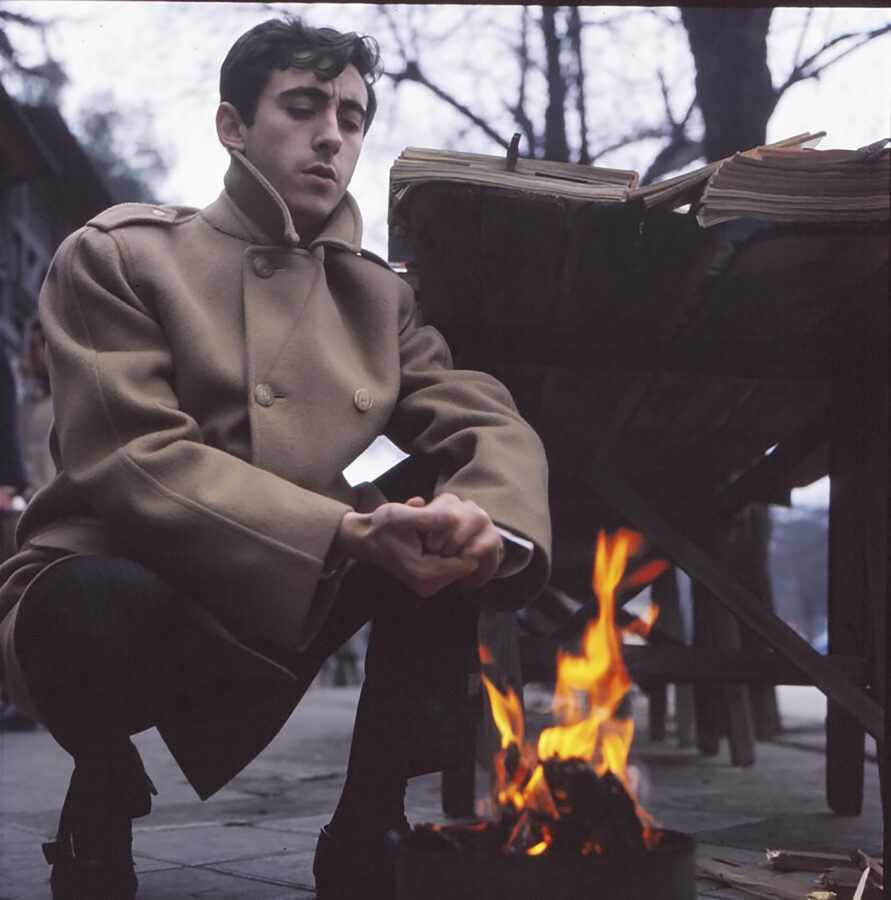 Photographic Social Vision - El actor Luis Varela en Cuesta de Moyano. Madrid, ca. 1970