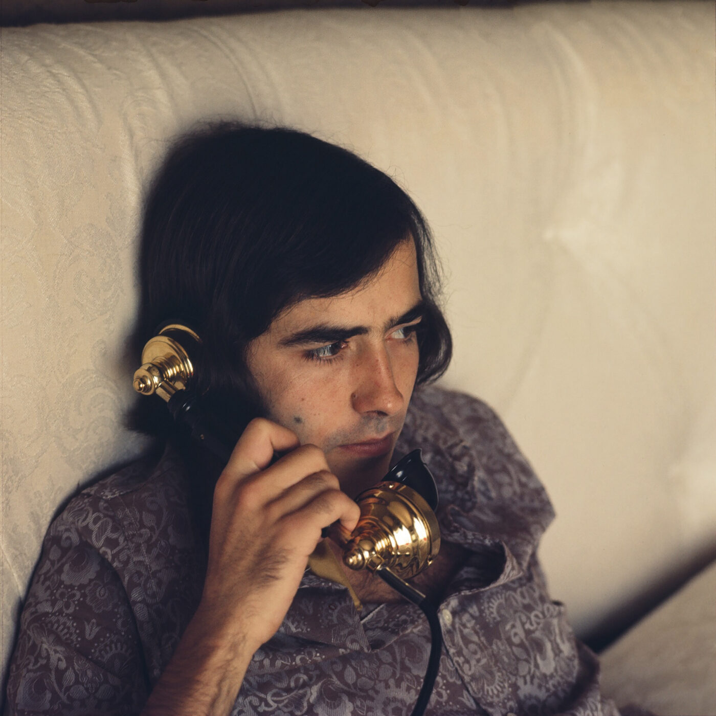 Photographic Social Vision - Posado durante una sesión de retratos de Joan Manuel Serrat a principios de los años 70.