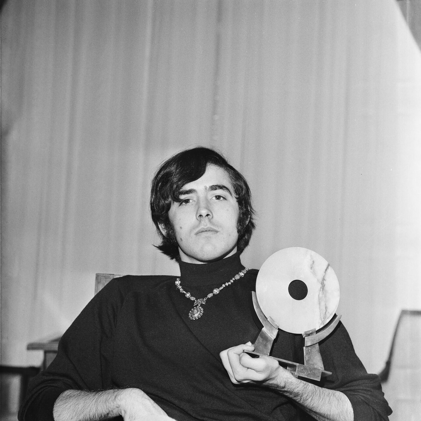 Photographic Social Vision - Joan Manuel Serrat posa con el premio que recogió en el festival Midem de 1969. Cannes, Francia, 1969
