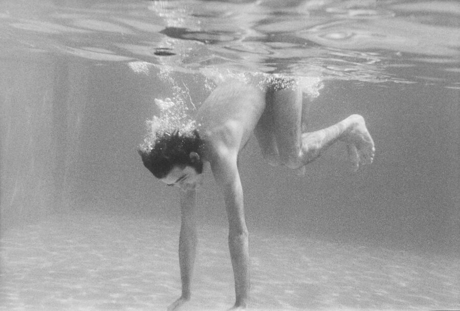 Photographic Social Vision - El cantautor Joan Manuel Serrat se baña en una piscina en Madrid a la vuelta de su primera gira por América. Madrid, 1970