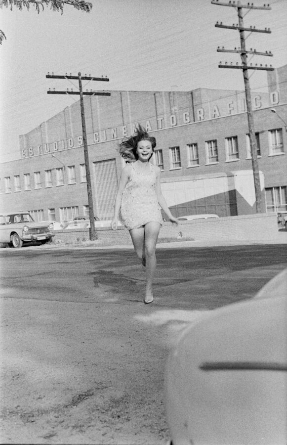 Photographic Social Vision - Rocío Dúrcal, cantante y actriz, durante una pausa del rodaje de “Amor en el aire”. Madrid, 1967