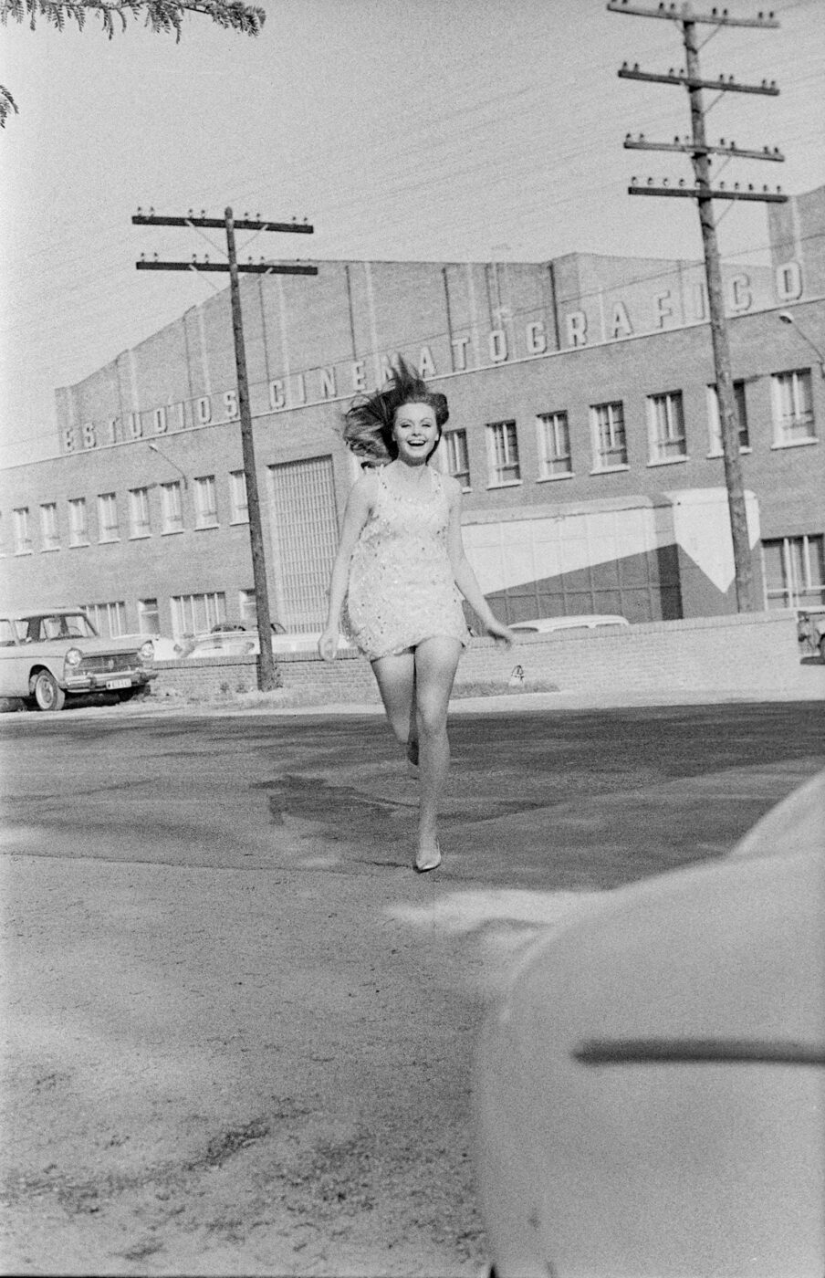 Photographic Social Vision - Rocío Dúrcal, cantante y actriz, durante una pausa del rodaje de “Amor en el aire”. Madrid, 1967