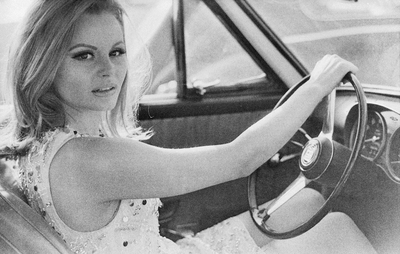 Photographic Social Vision - La cantante y actriz Rocío Dúrcal durante del rodaje de la película “Amor en el aire”. Madrid, 1967.