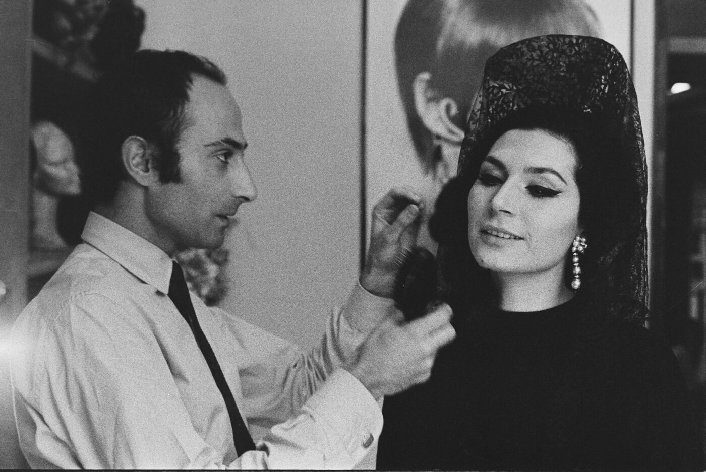 Photographic Social Vision - Durán y la cantante Rocío Jurado con mantilla española en el centro de belleza Carita. Madrid, 1967