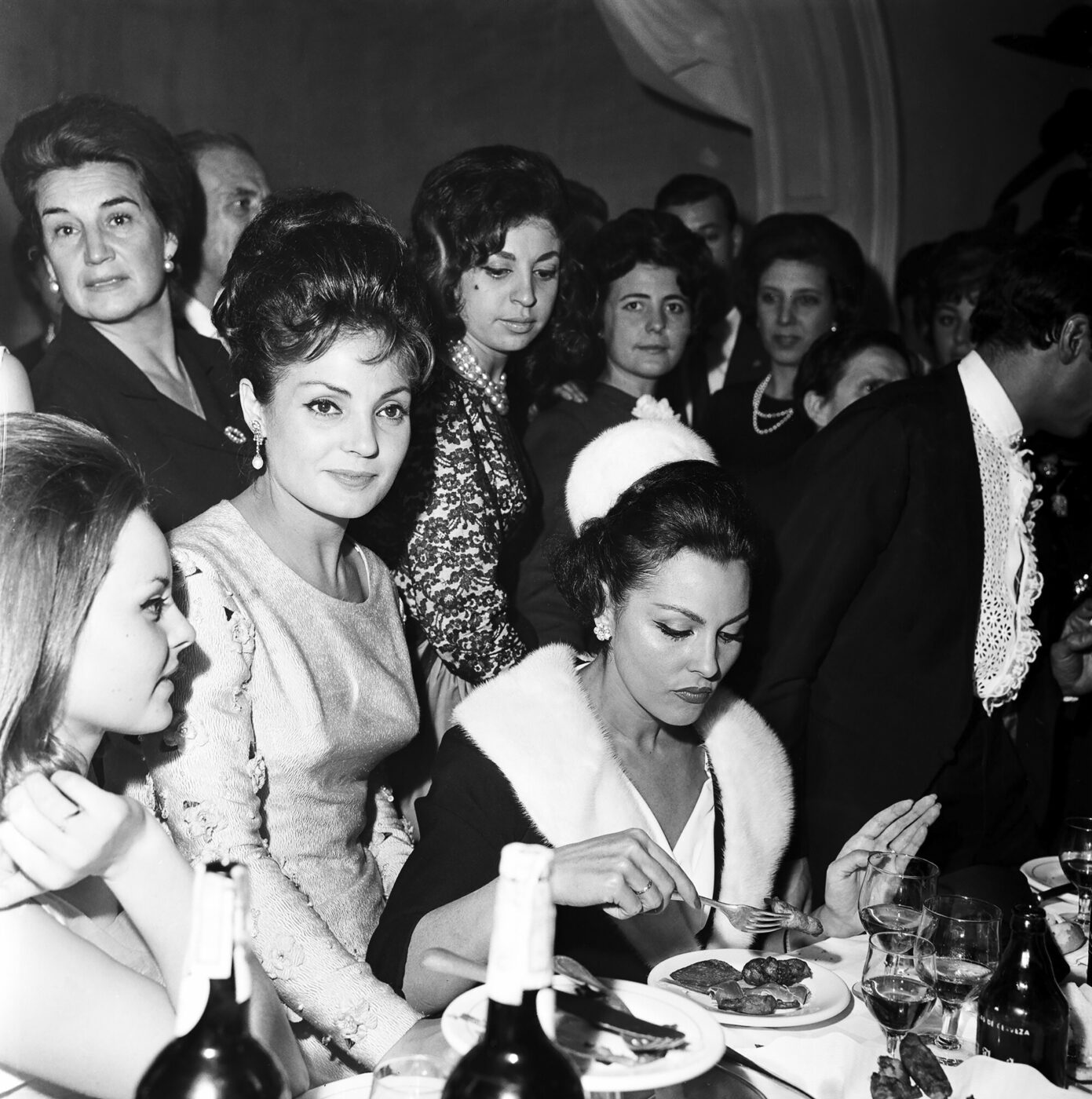 Photographic Social Vision - Carmen Sevilla y Rocío Dúrcal en la celebración del bautizo de Rosario Flores. Madrid, 1963