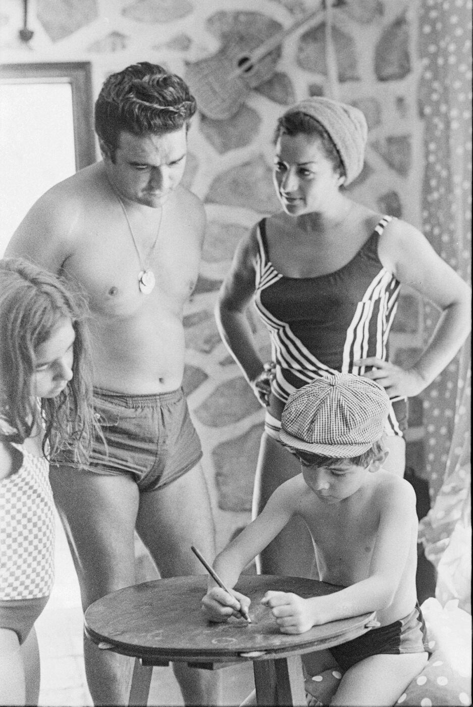Photographic Social Vision - La cantante Lola Flores, su marido Antonio González “El Pescaílla” y sus hijos Lolita y Antonio en el chalet “Lerele”. Madrid, ca. 1965