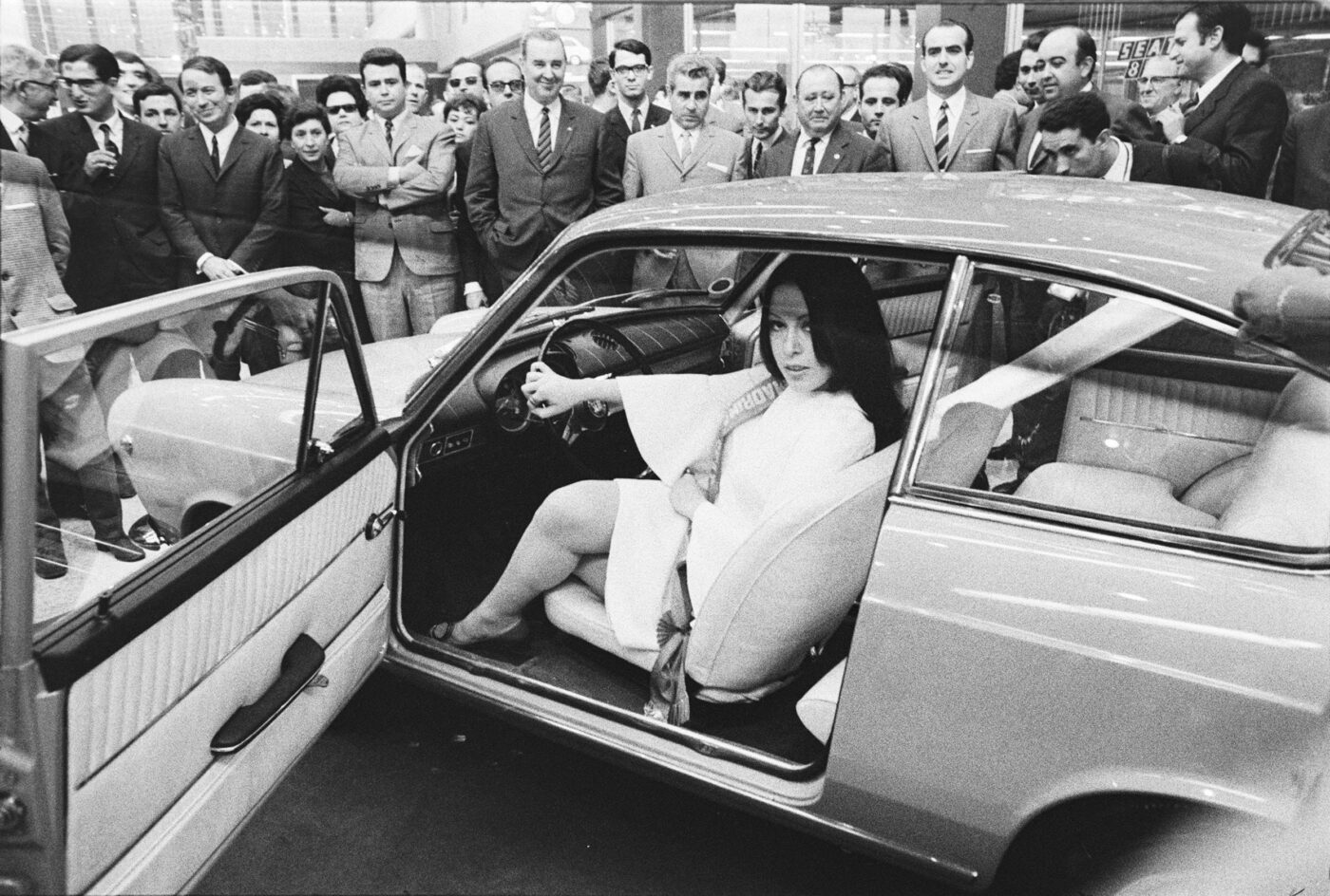 Photographic Social Vision - La cantante Massiel como madrina de un modelo de coche Seat. Barcelona,1968