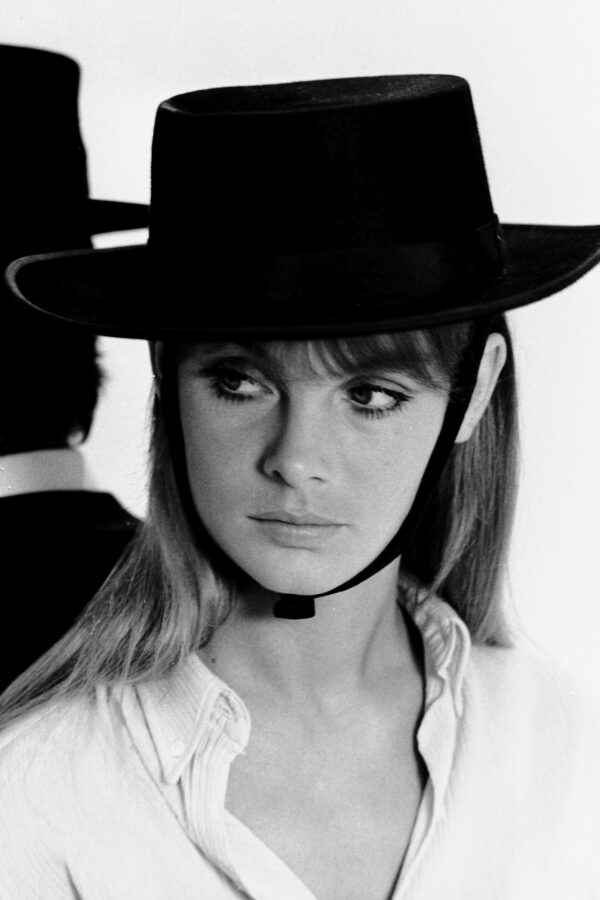 Photographic Social Vision - Jean Shrimpton, modelo británica conocida en España como “La Gamba”, en los estudios cinematográficos Movierecord. Madrid, 1967