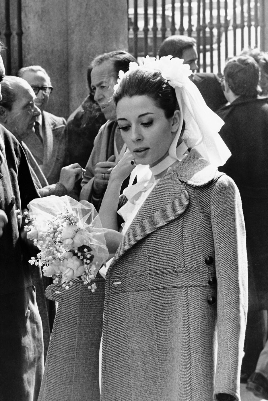 Photographic Social Vision - La actriz barcelonesa Mónica Randall en una pausa en un rodaje. Madrid, 1972