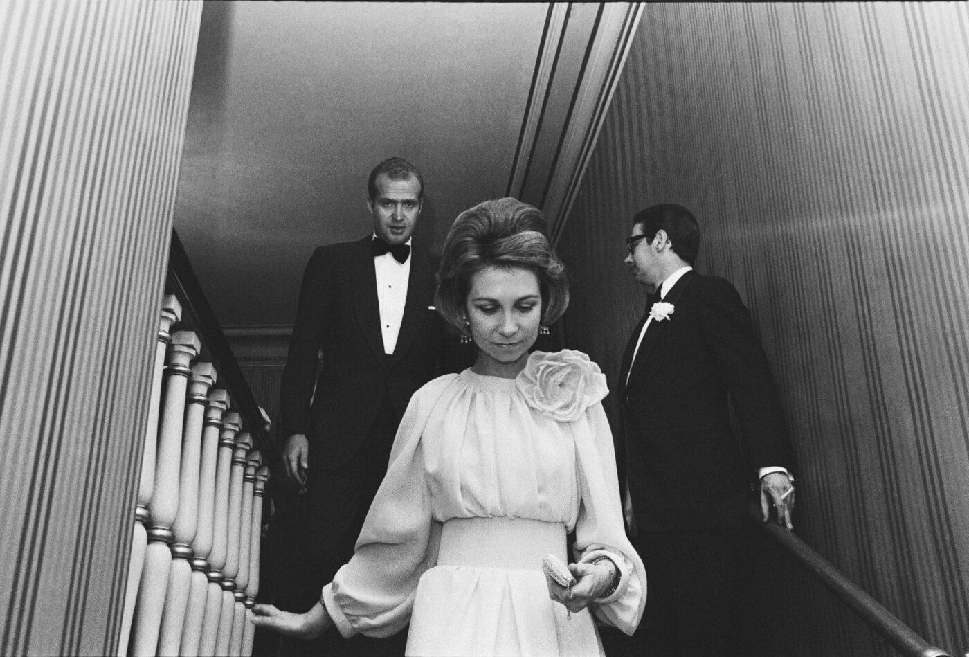 Photographic Social Vision - Sofía de Grecia y Juan Carlos de Borbón, por entonces Príncipes de España, durante una gala en el Teatro de la Zarzuela. Madrid, 1972