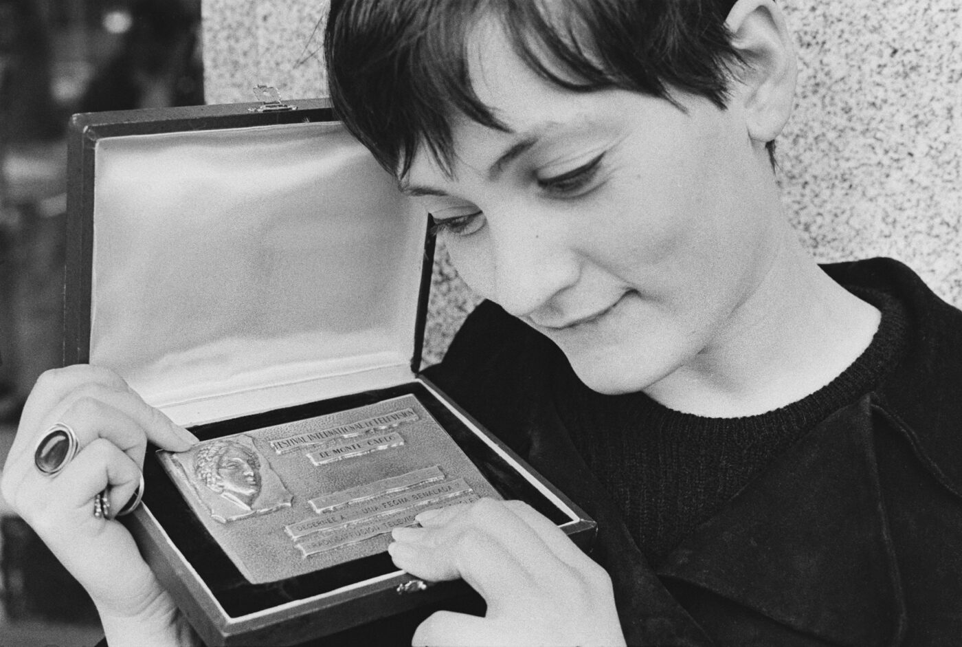 Photographic Social Vision - Pilar Miró muestra un galardón del festival internacional de televisión de Montecarlo de 1968 por su trabajo como realizadora. Madrid, 1968